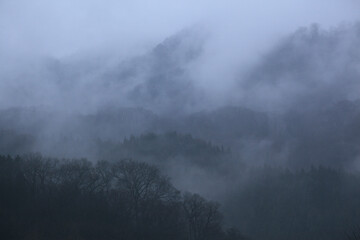 晴れ行く霧の山肌