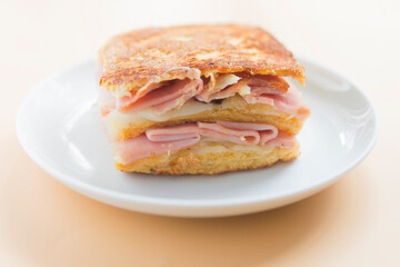 sandwich monte cristo close up front view