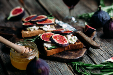 Toast with cream cheese, figs and honey on the table