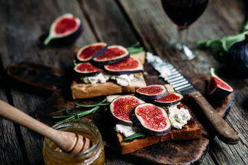Toast with cream cheese, figs and honey on the table