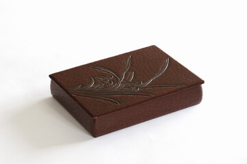 彫り物がしてある伝統の小物入れ