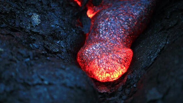 Pāhoehoe lava flows from Puʻu ʻŌʻō  volcanic cone on Kīlauea volcano's East Rift Zone in Hawaiʻi. Shield volcano, Hawaii hotspot, Pacific plate. Basaltic / Basalt