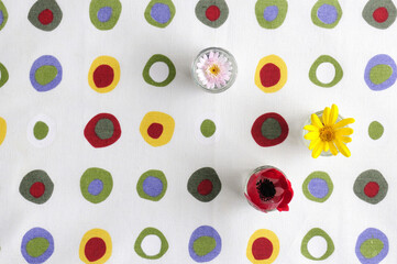 グラフィック模様の上に置いた三つの花