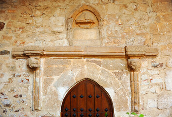 Portada de la torre del obispo Castro Nuño. Patio del palacio episcopal de Cáceres, España