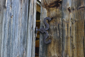 Altes T&uuml;rscharnier an einem Holztor