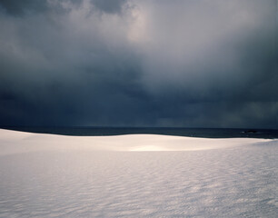 冬の雲　雪の鳥取砂丘