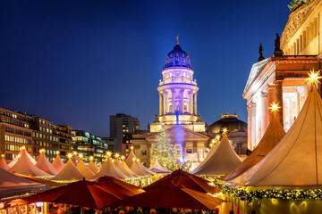 Blick über den festlich beleuchteten Weihnachtsmarkt auf den Deutschen Dom am Gendarmenmarkt in...