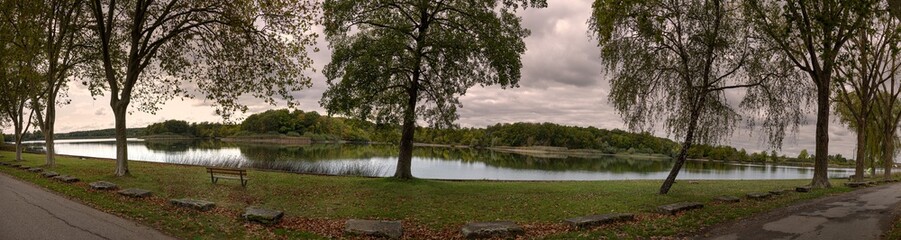 Fototapeta na wymiar lac vert à Mittersheim en Moselle Grand-Est