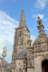 Fototapeta na wymiar Commana. Eglise Saint-Derrien et calvaire de l'enclos paroissial. Finistère. Bretagne 