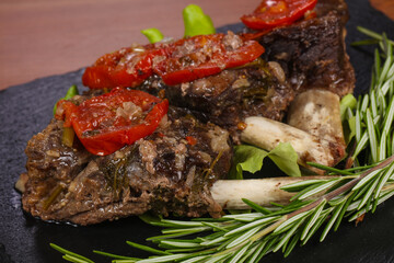 Baked elk meat with tomatoes