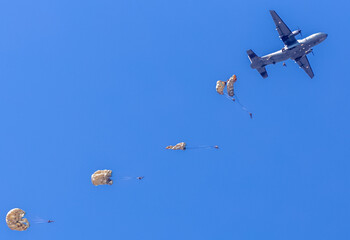 Fototapeta na wymiar Parachutage militaire