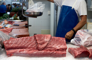 Puesto de venta de atún y pescado en un mercado