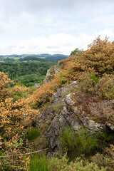 Roche d’Oëtre der 118 Meter hohe Aussichtsfelsen auf dem Gebiet der Gemeinde Saint-Philbert-sur-Orne in der Normannischen Schweiz im französischen Département Orne