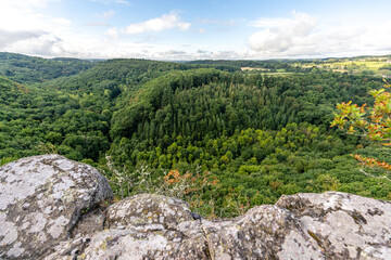 Roche d’Oëtre der 118 Meter hohe Aussichtsfelsen auf dem Gebiet der Gemeinde Saint-Philbert-sur-Orne in der Normannischen Schweiz im französischen Département Orne