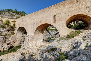 Fototapeta na wymiar Le Pont du Diable à Saint-Guilhem-le-Désert dans les Gorges du Verdon - département de l'Hérault en région Occitanie - France