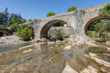 Fototapeta na wymiar Le pont vieux sur la rivière Vis à Saint-Laurent-le-Minier dans le département du Gard en région Occitanie - France