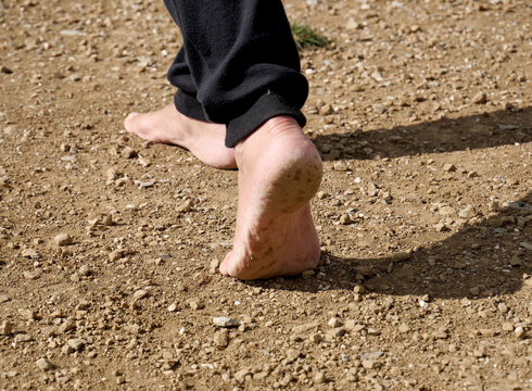 Camminare a piedi nudi nella natura: piedi su terreno naturale. 