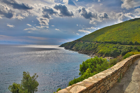 ie kurvenreiche Landstra&szlig;e der K&uuml;ste der Westk&uuml;ste von Cap Corse, wundersch&ouml;ne wilde Landschaft zwischen Bastia und Erbalunga, Korsika