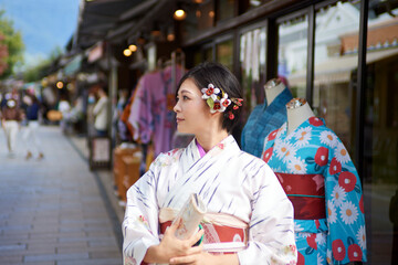 Fototapeta premium 城下町を歩く、着物姿の日本人の女性