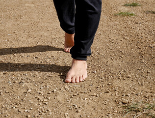 Camminare a piedi nudi nella natura: piedi su terreno naturale. 