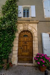 Fototapeta na wymiar Saint-Saturnin-lès-Apt, village médiéval perché du Luberon en Provence-Alpes-Côte-d'Azur. 