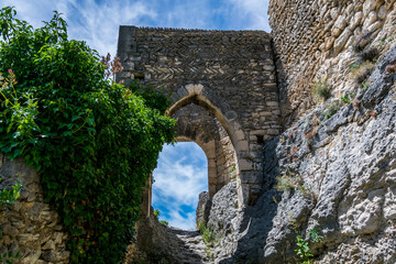 Saint-Saturnin-lès-Apt, village médiéval perché du Luberon en Provence-Alpes-Côte-d'Azur.	
