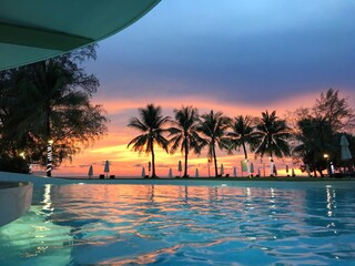 Fototapeta na wymiar pool at sunset