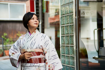 着物姿の日本人女性　城下町の路地裏　日本