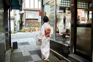 着物姿の日本人女性　城下町の路地裏　日本