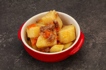 Roasted potato and beef with sauce