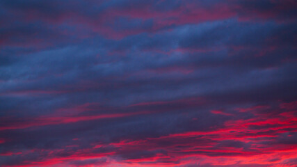 Ciel mauve pendant le crépuscule, après le passage d'un orage