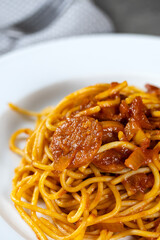 assiette de spaghetti à l'arrabiata sur une table