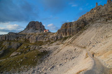 From the Lavaredo fork towards the Locatelli refuge and the Toblin tower