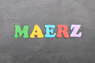 Begriff aus bunten Buchstaben auf Schieferplatte