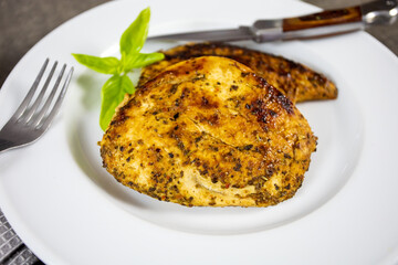 escalope de poulet grillée dans une assiette