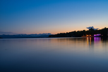 Romantischer Sonnenuntergang am Starnberger See, orangener Himmel und Romantik