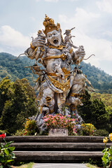 Indonesien-Bali;  Statue  " Kumbakarna Laga " , ein Rakshasa. Kampf mit den Affen. Ein dämonisches Wesen aus der hinduistischen Mythologie, Ramayana.