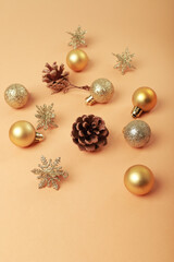 decoración de navidad diferente en colores tierra con adornos navideños en tonos dorados y marrones sobre un fondo liso