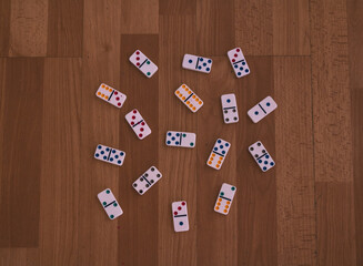 Fichas de dominó multicolores colocadas de manera desordenada