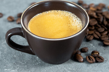 tasse de café sur un fond gris