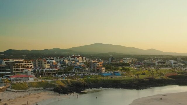 The seaside scenery at sunset with a view of Halla Mountain.