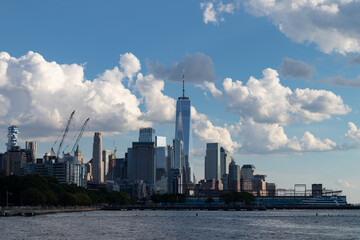 Obraz premium Lower Manhattan Skyline and Riverfront along the Hudson River in New York City