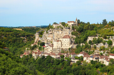 Vue en contre bas sur le typique village de Rocamadour dans le Périgord