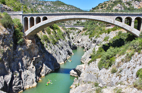 Le pont du Diable ou pont sur l'H&eacute;rault est une construction d'architecture romane situ&eacute;e sur le fleuve H&eacute;rault