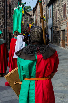 Un figurante vestito da cavaliere alla Festa medievale di Radicofani