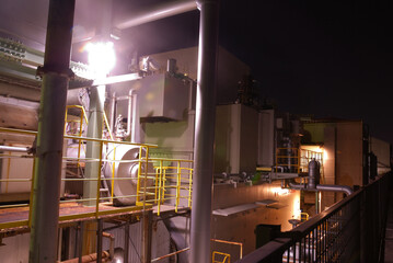 妖しい雰囲気の夜の工場