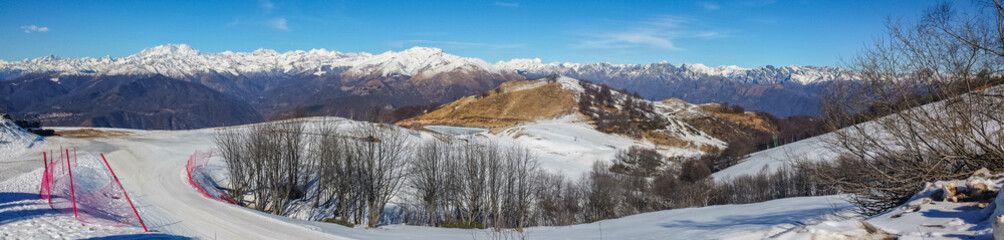 Fototapeta na wymiar wide angle view on the Italian and Swiss Alps from Mottarone