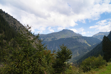 Fototapeta na wymiar Herbstliche Berglandschaft in den Alpen in Österreich, Blick ins Tal