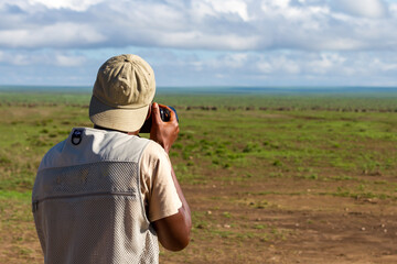 Auch der Guide fotografiert die riesigen Gnuherden im Serengeti-Nationalpark im Norden Tansanias