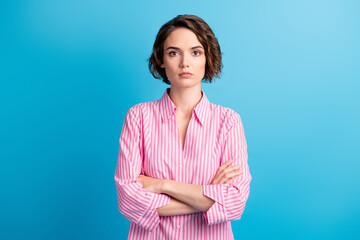Photo portrait of wavy serious charming business lady dressed formal pink shirt arms crossed...
